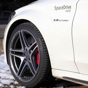 Dass es kein regulärer Mercedes ist, erkennt man äußerlich nur am Schriftzug „Space Drive“.(Bild:  Autoren-Union Mobilität/Robin Alexander)