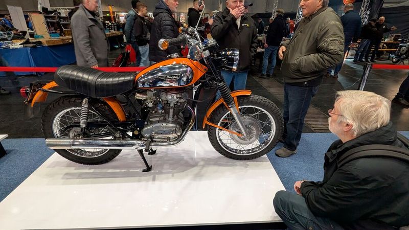 Da schaut man gerne mal genauer hin, so wie hier bei dieser Ducati Scrambler. Diesen Typ bot der italienische Hersteller von 1962 bis 1974 an. Die Maschinen waren mit Königswellen-Einzylinder-Viertakt-Motoren ausgerüstet; später wahlweise auch mit desmodromischer Ventilsteuerung. (Bild: Dominsky – VCG)