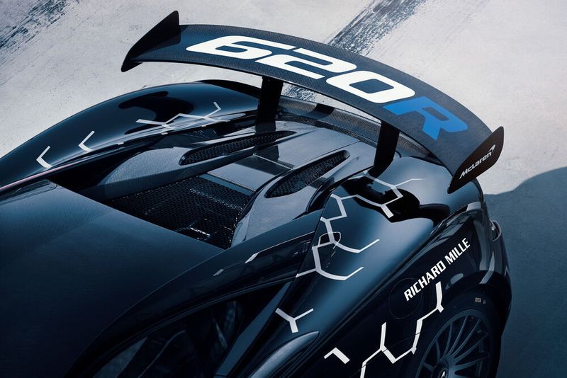 Dem größeren Abtrieb sei Dank, hat man im 620R schon in zwei, drei Schikanen die Nase wieder vorne. (Bild: McLaren)