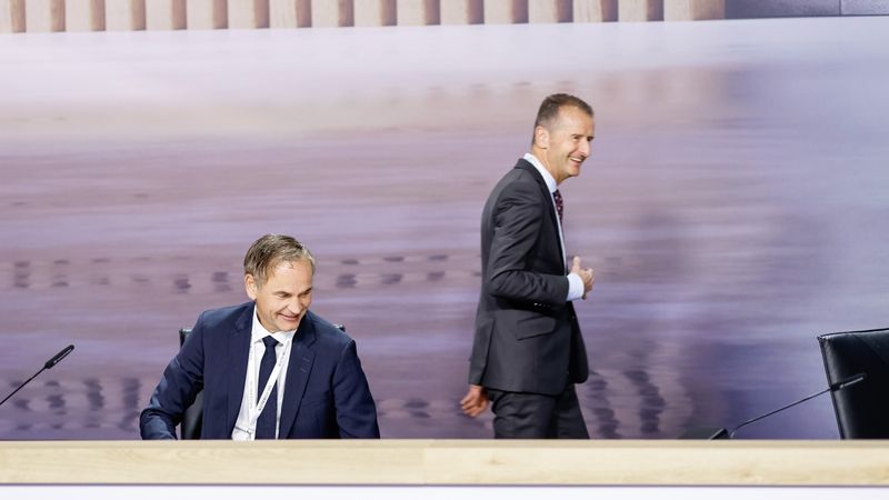 Herbert Diess (r.) stärkt Oliver Blume bei seinen Sparplänen den Rücken.(Bild:  Volkswagen)