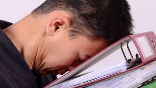 Burn-out wird laut dem Report der BWA Akademie zu einer der größten Herausforderungen für Unternehmen in der Kunststoffindustrie. (photo 5000)