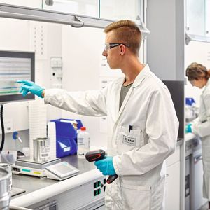 Alle Arbeitsaufträge werden digital gespeichert und dokumentiert, so dass Transparenz, Reproduzierbarkeit und Wissenstransfer zwischen den einzelnen Standorten gefördert wird.(Bild:  BASF Coatings)