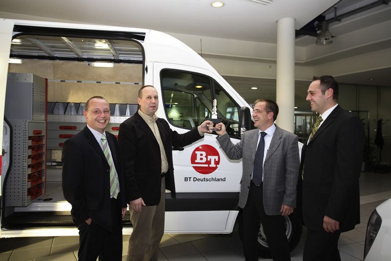 Einsteigen und losfahren: Die neue Serviceflotte von 120 Sprintern wurde von Bott ausgestattet und im Mercedes-Zentrum in Hannover an BT übergeben. (Archiv: Vogel Business Media)