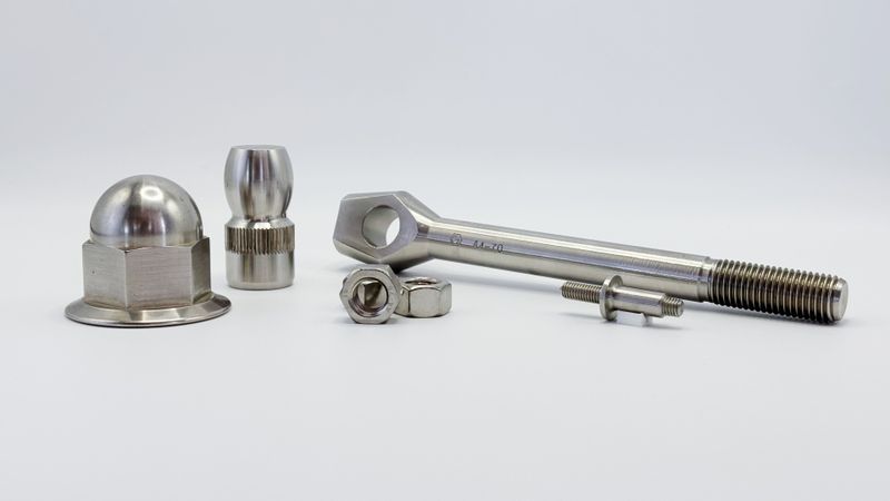 Bei sicherheits- und funktionskritischen Konstruktionen spielen bei Verbindungselemente aus nichtrostendem Edelstahl neben Werkstoff und Korrosionsbeständigkeit auch Geometrie, Fertigungsprozess und Betriebsbeanspruchung eine entscheidende Rolle für die sichere Auslegung der Schraubenverbindung.(Bild:  Güldner Schrauben)
