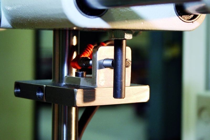 Bild 3: Die Positionskontrolle in der Montagestation gibt den Schrauber nur frei, wenn die Werkerin beide Schrauben nacheinander in der richtigen Reihenfolge montiert hat. (Archiv: Vogel Business Media)