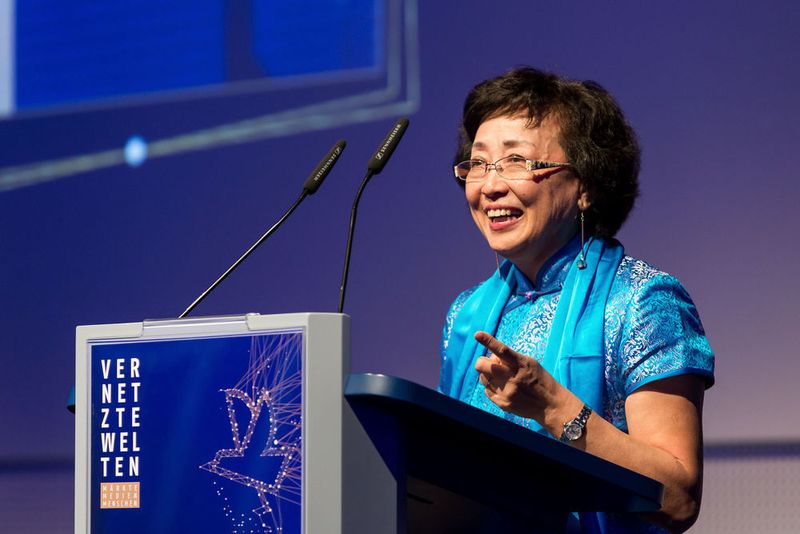 Ein deutliches Zeichen der Internationalität gibt Lucy Xiao, Geschäftsführerin von Vogel Business Media in China. Sie zeigt einen Trailer einer Dokumentarserie über deutsche Unternehmen, den ihr Unternehmen für das chinesische Fernsehen produziert hat und überreicht... (Stefan Bausewein)