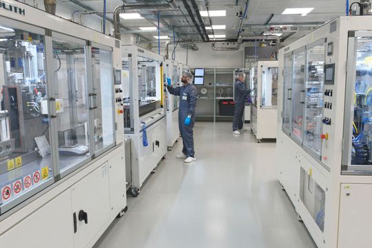 Halbautomatische Fertigungslinie für industrienahe Pouch-Zellen im Trockenraum des Fraunhofer ISE im Zentrum für Elektrische Energiespeicher.(Bild:  Fraunhofer ISE)