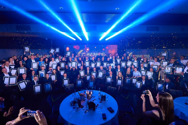 Zum Abschluss einer rundum gelungenen Awards-Feier versammeln sich sämtliche Preisträger aller Insider-Portale zum Gruppenbild auf der Bühne. (Bild: krassevideos.de / VIT)