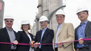 Vertreter von Evonik aus den USA und Deutschland eröffnen die neue Anlage (v.l.): Arthur Dube (Geschäftsgebiet Silica Nordamerika), Heidi Grön (Leiterin Produktion Inorganic Materials weltweit), Andreas Fischer (Leiter des Geschäftsgebiets Silica), David Elliot (Betriebsleiter in Chester) und Rainer Hahn (Leiter Silica NAFTA) (Bild: Evonik)