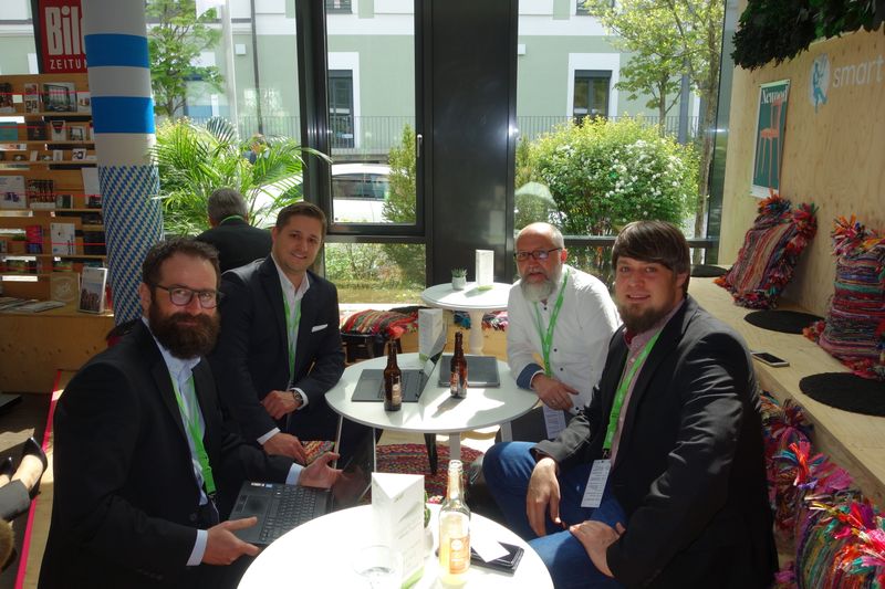 (v. l.) Christian Gehrke und Marc Seemann, ACER, brainstormen mit Markus Frank und Markus Feyrer, S&K. (Bild: IT-BUSINESS)