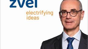 „Der ZVEI unterstützt, dass die Konformitätsbewertung für KI-Medizinprodukte vollständig in der MDR/IVDR geregelt sein soll, denn MDR/IVDR enthalten bereits umfassende Anforderungen an KI in Medizinprodukten“, so Hans-Peter Bursig, Geschäftsführer Fachverband „Elektro- medizinische Technik” im ZVEI. (Bild: ZVEI/Melanie Bauer Photodesign)