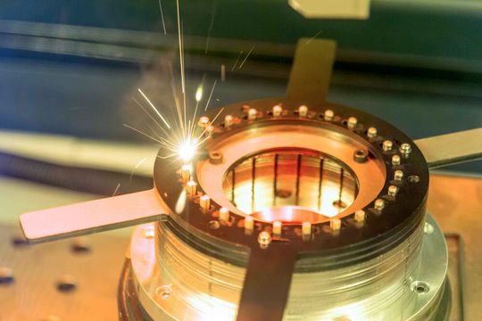 Trumpf stellt zwei Laserhighlights auf der Laser - World of Photonics vor. Die Optik Dual-PFO und der Faserlaser Trufiber P entfalten ihre Vorteile vor allem bei der Herstellung von Elektromotoren. Hier etwa beim Schweißen von Hairpins aus Kupfer. Aber es geht noch mehr ...(Bild:  Trumpf / M. Stollberg)