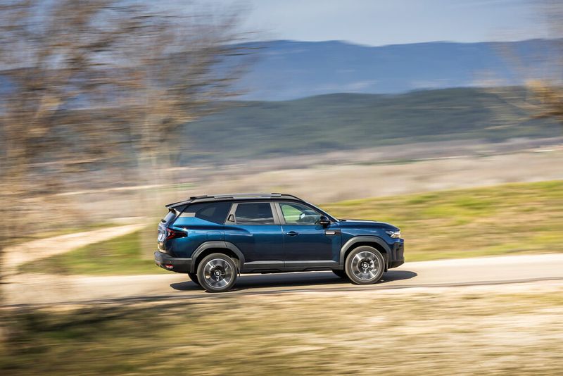 Selbst das Topmodell Dacia Hybrid 155 bleibt mit seinen 28.590 Euro deutlich unter der 30.000-Euro-Grenze. (Bild: Dacia)