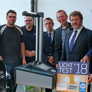 Startschuss in NRW: (v. re.) Burkhard Nipper, Stephan Stracke (beide Landesverkehrswacht), Frank Mund (Kfz-Gewerbe NRW), Rüdiger Wollgramm (Innenministerium NRW), Rainer Jungemann (Verkehrswacht), Fabias Mertens und Michael Kotlenga (beide Autohaus Schönauen).(Bild:  Landesverband NRW)