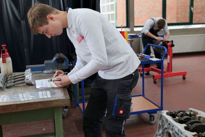 Henning Janssen aus Niedersachsen beim Notieren von Messergebnissen aus der Vermessung von Motorteilen (Bild: Schmidt – VCG)