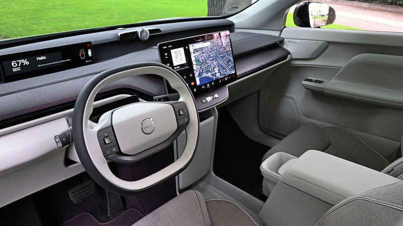Gesteuert werden sämtliche Funktionen über den 15 Zoll großen Touchscreen in der Mittelkonsole.  (Bild: Christian Bittmann)