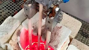 Was man beim ersten Blick für Vanillepudding mit Himbeersoße halten könnte, erfreut den Gaumen nicht wirklich. Denn hier blickt man auf eine Schmelzwanne, in der Braunglas hergestellt wird. Das Besondere: Das geht jetzt ohne Probleme auch mit Strom, statt, wie bisher, mit Gas ... (Bild: TU Bergakademie Freiberg)