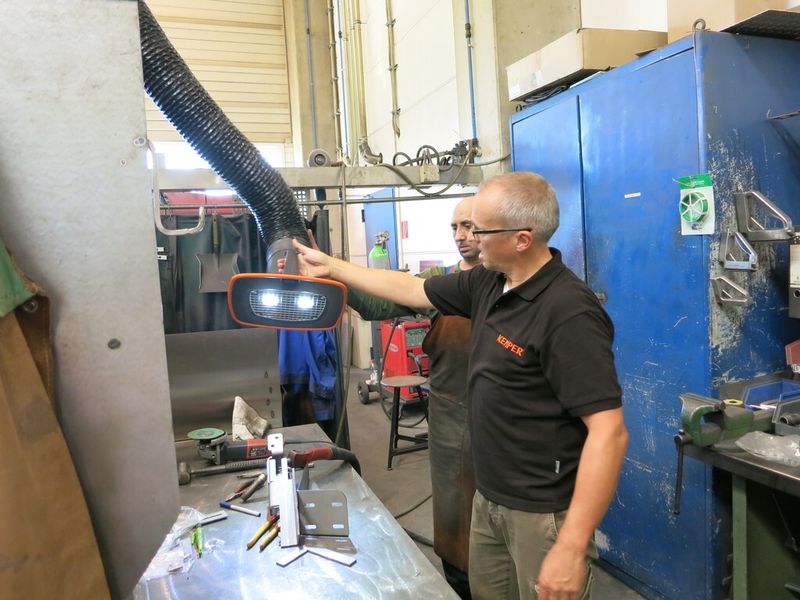 Die Formgebung der Absaughaube hilft schnell die gewünschte Position über dem Arbeitsbereich zu finden. (Bild: Finus)