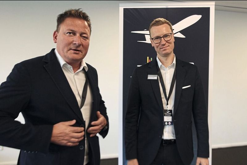 Walter-Präsident Christoph Geigges (r.) und Heller-CEO Thorsten Schmidt begrüßen die internationalen Luft- und Raumfahrtspeziaisten im Walter Technology Center. (Bild: Maschinenmarkt)