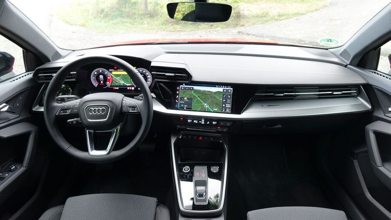 Im Inneren weht ein Hauch von Mittelklasse. Die Verarbeitung wirkt tadelos und die verwendeten Materialien hochwertig. (Bild: Schreiner/»kfz-betrieb«)