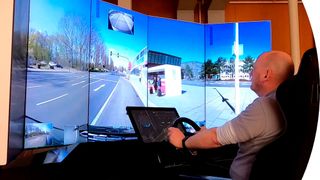 Der Teleoperator fährt das Mira-Personenshuttle praktisch in Echtzeit durch den Straßenverkehr. (Bild: Mira)