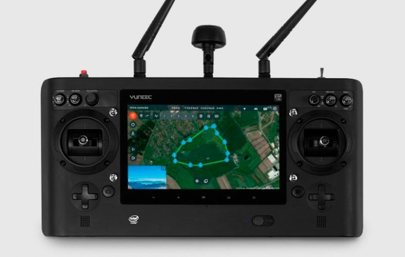 Waypoint Flugmodus des H520 von Yuneec: Die programmierbaren Wegpunkte erlauben variable Höhenanflüge und individuelle Verhaltensweisen an jedem Schlüsselpunkt. Durch das Geomapping lassen sich zudem zuverlässig Daten aus Landschaften und Gebäuden generieren. Im Waypoint-Modus kann der Pilot Punkte auf einer Karte markieren, die der H520 Punkt für Punkt abfliegt. Dabei kann für jeden Punkt einzeln die anzufliegende Höhe sowie die Kameraausrichtung und -neigung (inklusive Ausrichtung auf POI) bestimmt werden. Die Interpolation zwischen den Punkten findet entweder als gerade Linie oder - wie von der Curve Cable Cam bekannt - in Form einer Kurve statt. Die Fluggeschwindigkeit zwischen einzelnen Waypoints ist dabei frei wählbar (bis 30 km/h). Nach Taskende kann der H520 landen, zurückkehren, warten oder von vorn beginnen. (Bild: Yunteec)