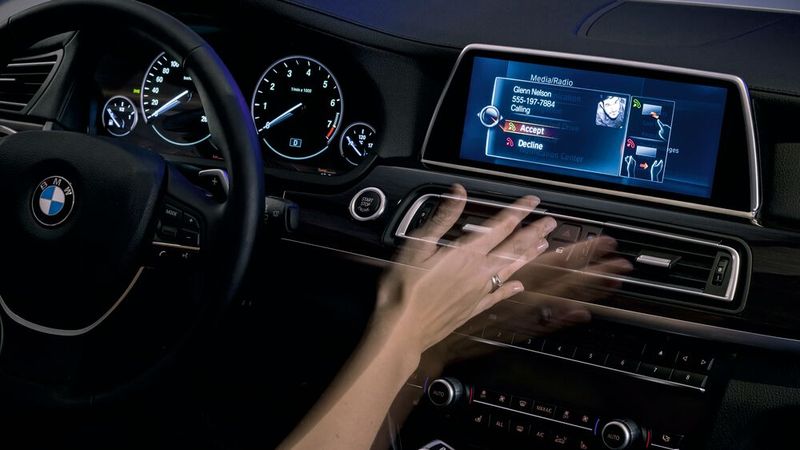 Die Gestensteuerung nehmen viele Autofahrer als ungenau und unzuverlässig wahr.(Bild:  BMW)