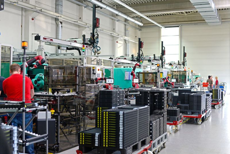 Um kollaborative Roboter im direkten Umfeld von Mitarbeitern einzusetzen, braucht es entsprechende Sicherheitsstandards. (Rethink Robotics)