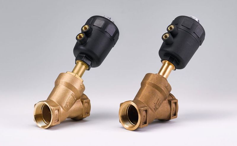 Der erste Preis ging an die Fälschung des Schrägsitzventils „Typ 2000“ der Bürkert Werke GmbH & Co. KG. Rechts im Bild ist das Plagiat, das von der Ningbo ACME Industrial Automation Co. Aus China stammt. Der Nachahmer hat ein ganzes Produktprogramm kopiert. Er verletzt die international registrierte Bildmarke (4 Streifen) und das u.a. in China eingetragene Design. Bei der 1:1 Kopie des Ventils wurden alle Bürkert-typischen Designelemente, z.B. die Rahmen um die Zahlen beim Messingventilgehäuse, übernommen, so dass Verwechslungsgefahr besteht. (Bild: Aktion Plagiarius e.V.)