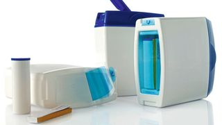 Modernisierte Verpackung mit Zusatznutzen: Das Bodenfach der bei Pöppelmann Famac entwickelten Bullrich-Salz-Verpackung wird z. B. mit einem PH-Teststreifen bestückt (Pöppelmann)