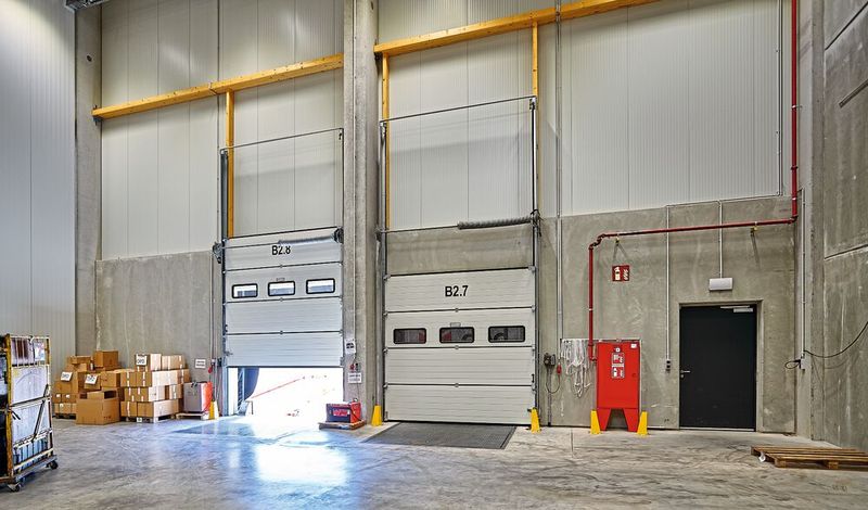 Im Logistikzentrum Erlensee werden die Industriesektionaltore von Hörmann mit einem Vertikalbeschlag senkrecht und platzsparend nach oben geführt. (Bild: Hörmann)