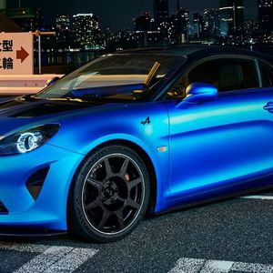 Den A110 R bietet Alpine in einer exklusiveren Alonso-Edition an.(Bild:  Alpine)