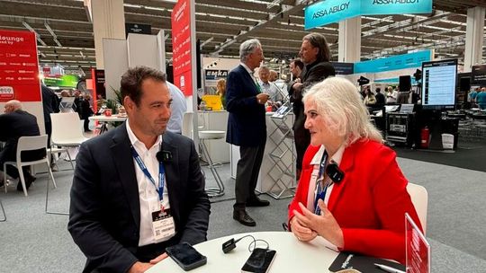 Der Podcast live auf der Data Centre World Frankfurt auf dem Eco-Stand: Jan Moll, Geschäftsführer von Dtm Datentechnik und Ulrike Ostler, Chefredakteurin von DataCenter-Insider.(Bild:  Paula Breukel)