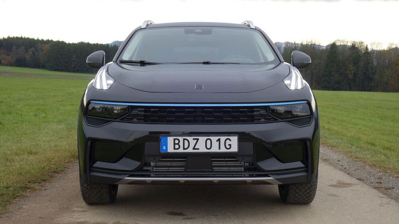 Optisch ist der Lynk & Co komplett eigenständig und fällt vor allem durch seine wie Froschaugen aufgesetzten Scheinwerfer auf. (Bild: Wehner)