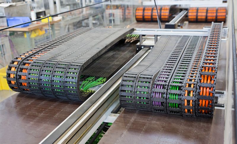 igus kann eine Garantie für chainflex M in Energieketten geben, weil es seine Leitungen und Systeme permanent realitätsnahen Tests unterzieht: Im firmeneigenen 1.750 m2 großen Testlabor laufen an 180 Testplätzen zwei Milliarden Testzyklen pro Jahr. (Bild: Igus)