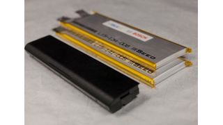 Festkörperbatterie von Bosch im Vergleich zu einem Notebook-Akku (vorne). (Bild: Bosch)