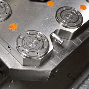 Bei den Rüstzeiten leistet umfangreiche Werkstückspanntechnik von AMF rund um starke und flache Nullpunkt-Spannmodule einen wichtigen Beitrag.(Bild:  AMF)