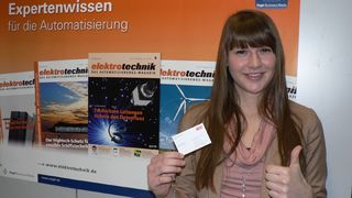 elektrotechnik-Glückfee Nathalie Spies präsentiert die Gewinnerkarte (Archiv: Vogel Business Media)