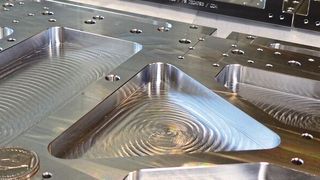 Für Linearsysteme sind grössere Platten aus Aluminium auf 0,01 mm genau zu bearbeiten  (Vischer + Bolli AG)