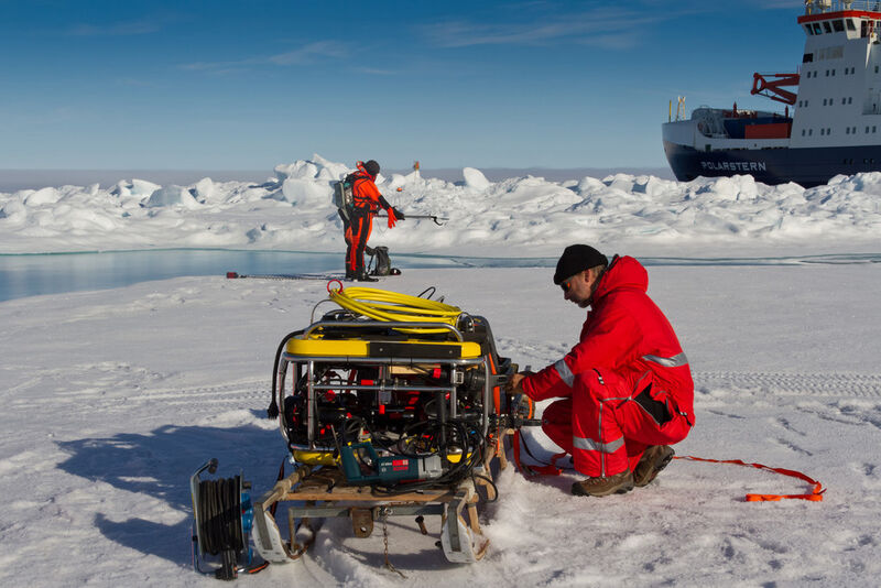 Abb. 3: Forscher bereiten den Unterwasserroboter namens Ronia auf einen Tauchgang unter dem Eis vor. (Bild: Marcel Nicolaus, Alfred-Wegener-Institut)