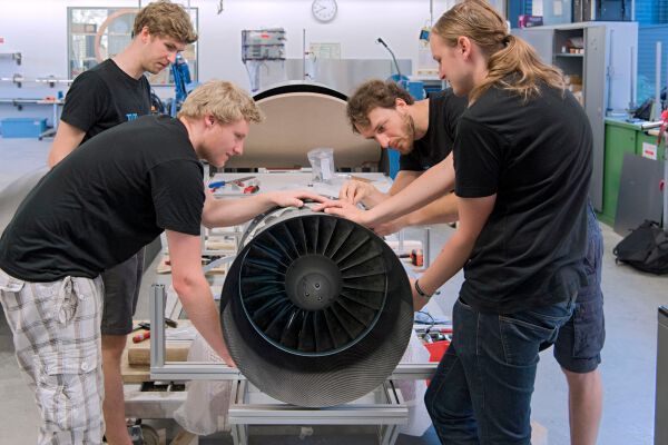Studenten der TU Muenchen haben einen Prototyp für die SpaceX Competition WARR Hyperloop entwickelt . Im Bild (vlnr): Nikolas Pflueger, Maximilian Springer, Daniel Eiringhaus, Johannes Gutsmiedl (Bild: Andreas Heddergott, TU Muenchen)