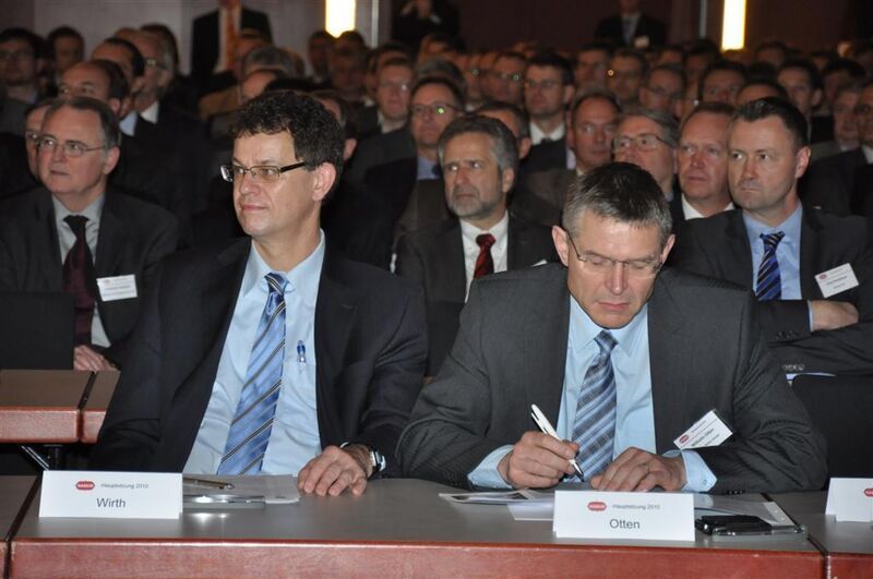 Dr. Uwe Wirth, Sanofi-Aventis (links), und Namur-Vorstand Dr. Wilhelm Otten
(rechts)... (Archiv: Vogel Business Media)
