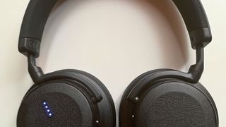 Der Kopfhörer LH 900XW von Lindy mit Geräuschreduktion und Bluetooth ermöglicht es auch in lauten Fertigungsbetrieben, ohne störendes Kabel, Telefonate zu führen. Die vier LED (links) zeigen beim Einschalten den Ladezustand an. (Reinhold Schäfer)