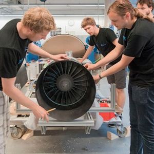 Studenten der TU Muenchen haben einen Prototyp für die SpaceX Competition WARR Hyperloop entwickelt. Im Bild (vlnr): Maximilian Springer, Nikolas Pflueger, Daniel Eiringhaus,Johannes Gutsmiedl(Bild:  Andreas Heddergott, TU Muenchen)