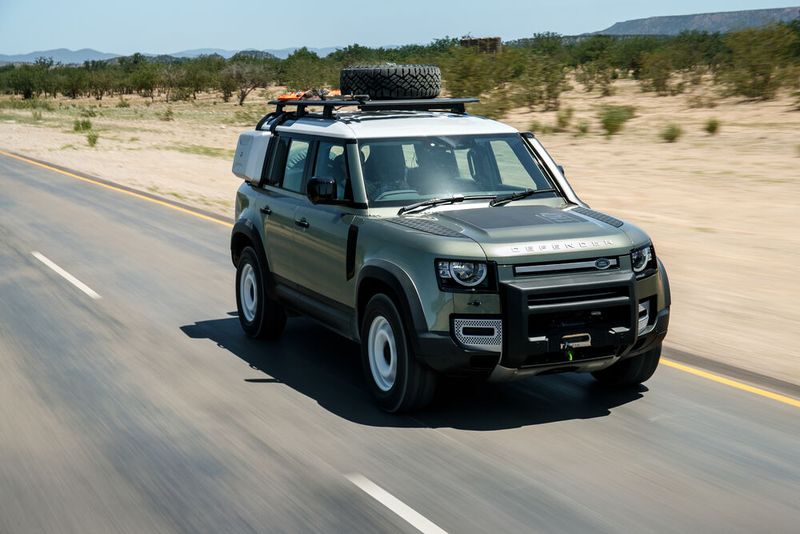 Nachdem der Defender in 70 Jahren ohne nennenswerte Designänderung zur Ikone gereift ist, bekommt er nun radikales Facelift mit Wiedererkennungswert. (Bild: Land Rover)