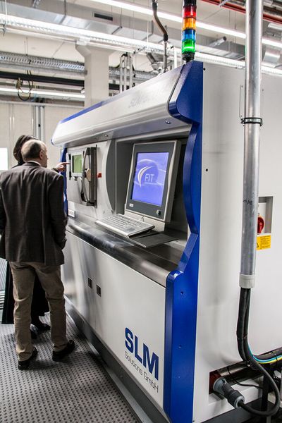 Die SLM 500 ist das Premiumprodukt. Sie kann mit bis zu vier Lasern bestückt werden... (Bild: konstruktionspraxis/Richter)