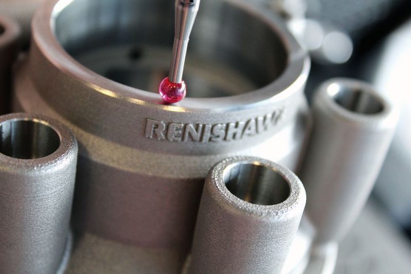 Um zu entscheiden, ob sich ein Bauteil profitabel und erfolgreich durch Laserschmelzen herstellen lässt, sind fundierte Kenntnisse erforderlich. Nachbearbeitung und Qualitätssicherung sind ebenso essentiell. (Renishaw GmbH)