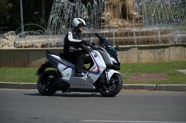 Jetzt bei der DTM dabei: der E-Scooter BMW C evolution (Bild: BMW)