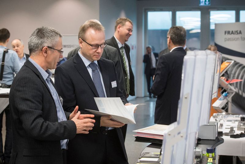 Der Kongress und die Tischmesse im Foyer boten einen angenehmen Rahmen für Gespräche und das Networking. (Thomas Entzeroth)