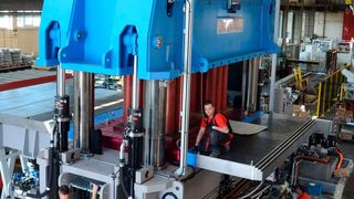 Premiere auf der JEC: Die neue Generation der Cannon Pressen kann für verschiedenen Technologien (Hochdruck RTM, Spaltinjektion, Formenpressen etc.) und unterschiedliche Verstärkungsmaterialien (Kohle- und Glasfasern, Faservliese, etc.) zur Anwendung kommen. (Bild: Cannon)